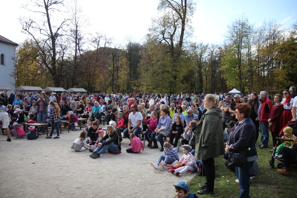 Kultúrny program na javisku priláka vždy veľa návštevníkov.JPG