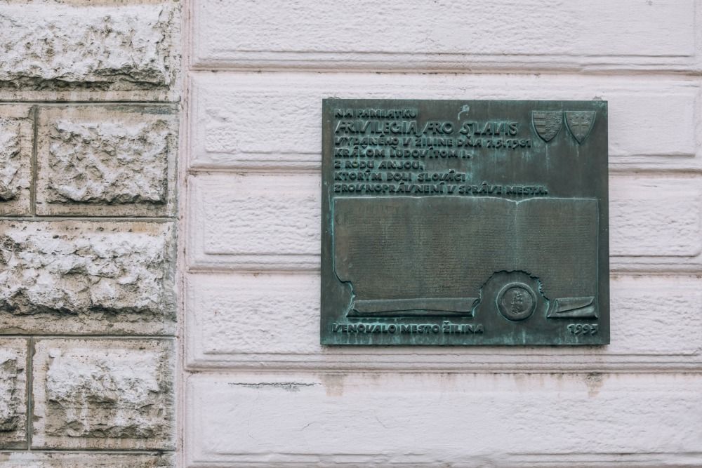 MarPamätná tabuľa umiestnená na počesť 600. výročia vydania Privilegia pro Slavis Solnensis.jpg