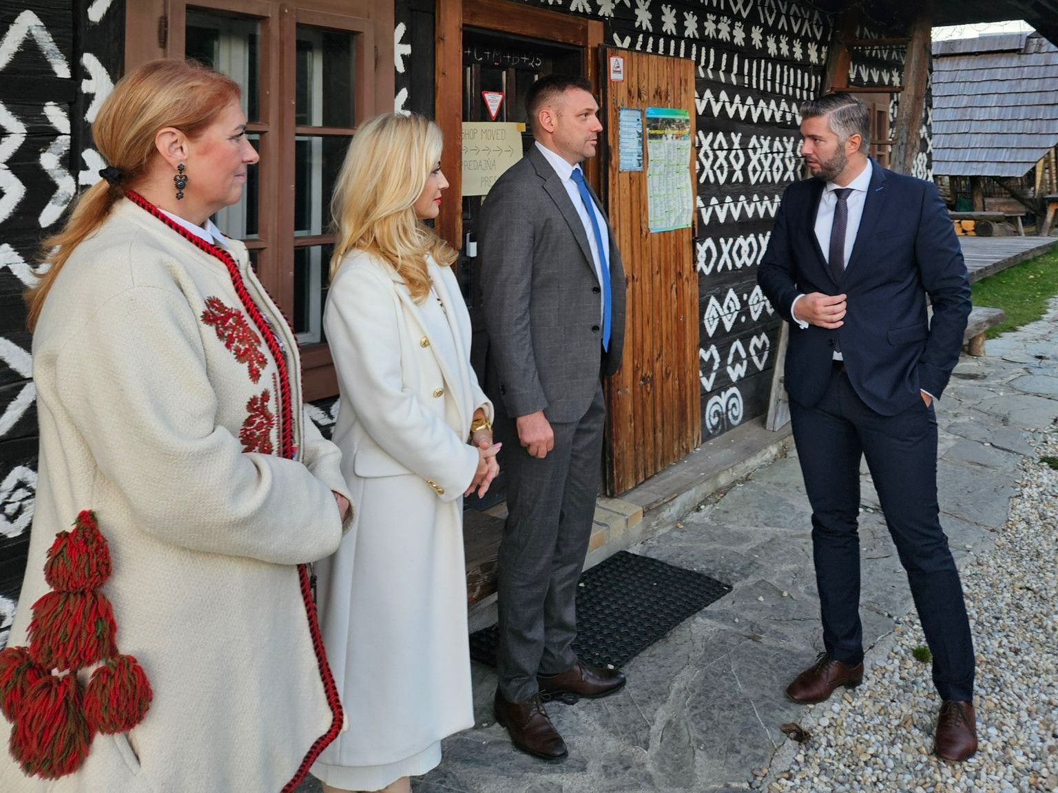 Ministerka kultúry v Čičmanoch_1.jpg