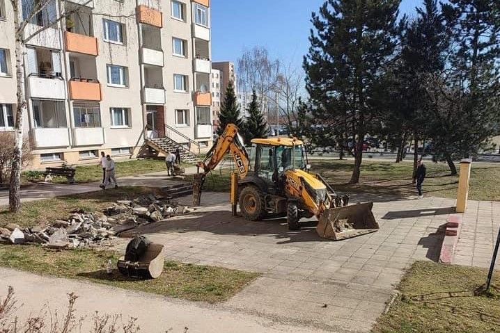Obnova ihriska pred nákupným centrom.