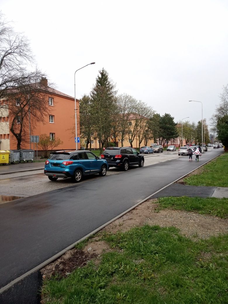 Parkovacia plocha mimo bloku.jpg