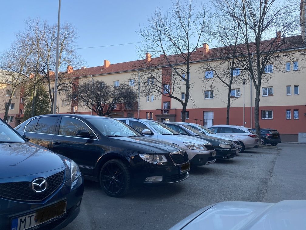 Parkovisko vo vnútrobloku je väčšinou plné_.jpg