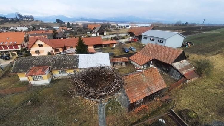 Pohľad do nového hniezda bocianov v Socovciach z vtáčej perspektívy_ (002).JPG
