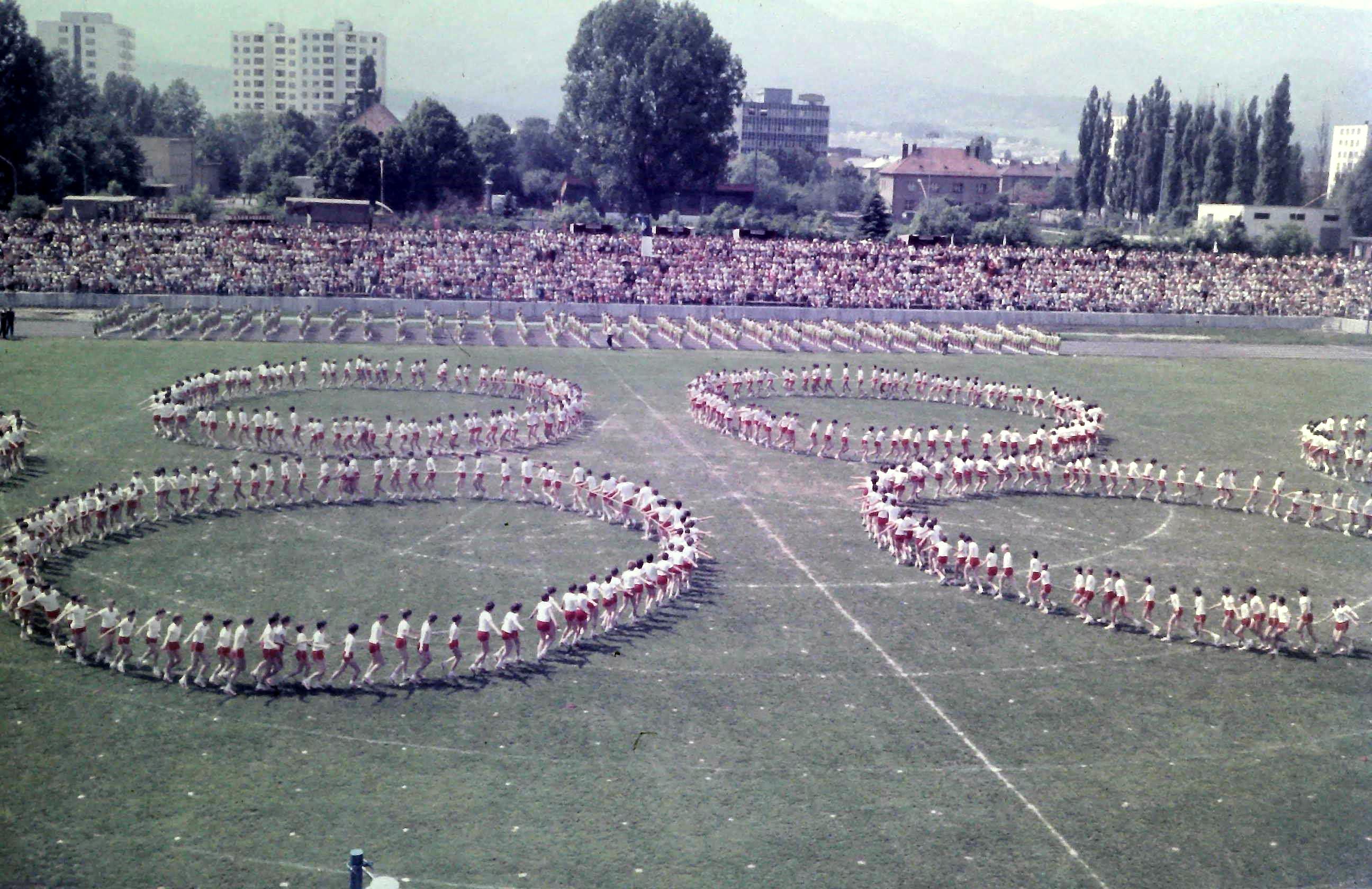 Pohľad na ihrisko z tribúny Martin Spartakiáda 1985.jpg