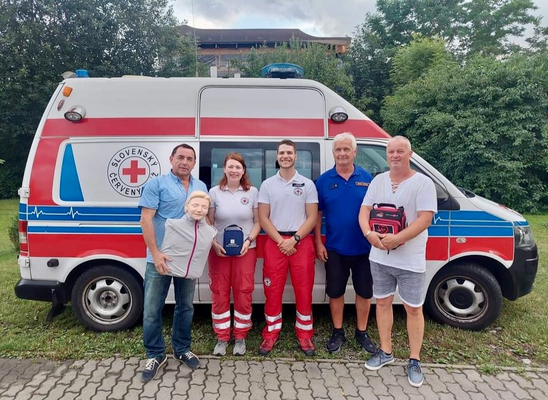 Obec zakúpila defibrilátor pri príležitosti 100. výročia postavenia miestnej kaplnky a predstavila ho počas tohtoročných hodových slávností za účasti záchranárov.