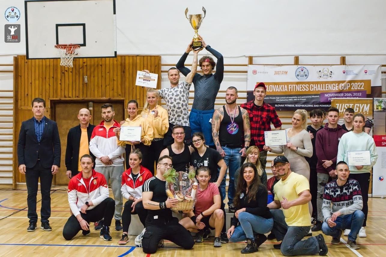 Slovakia FitnessChallenge Cup 2022_top3_timy_s prezidentomo asociacie SAFKST.jpg