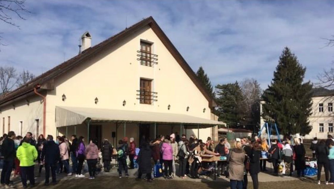 Stretnutie na školskom dvore Evanjelickej spojenej školy.jpg