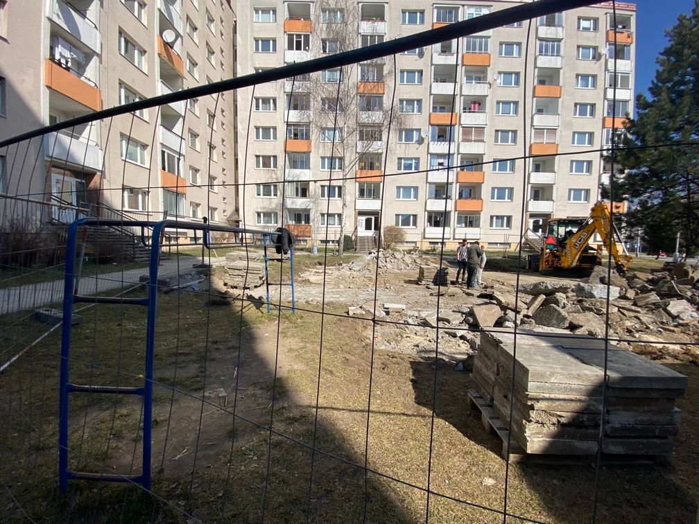 Terénne práce na ihrisku pred nákupným centrom.jpg