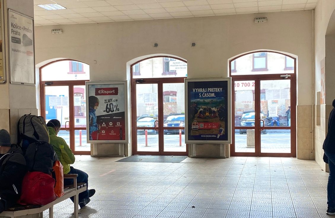 V budove stanice nie sú navigačné informácie o tom kde je zastávka MHD_.jpg