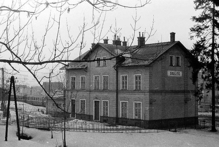 Vstup do železničnej stanice z obce, okolo r. 1985.jpg
