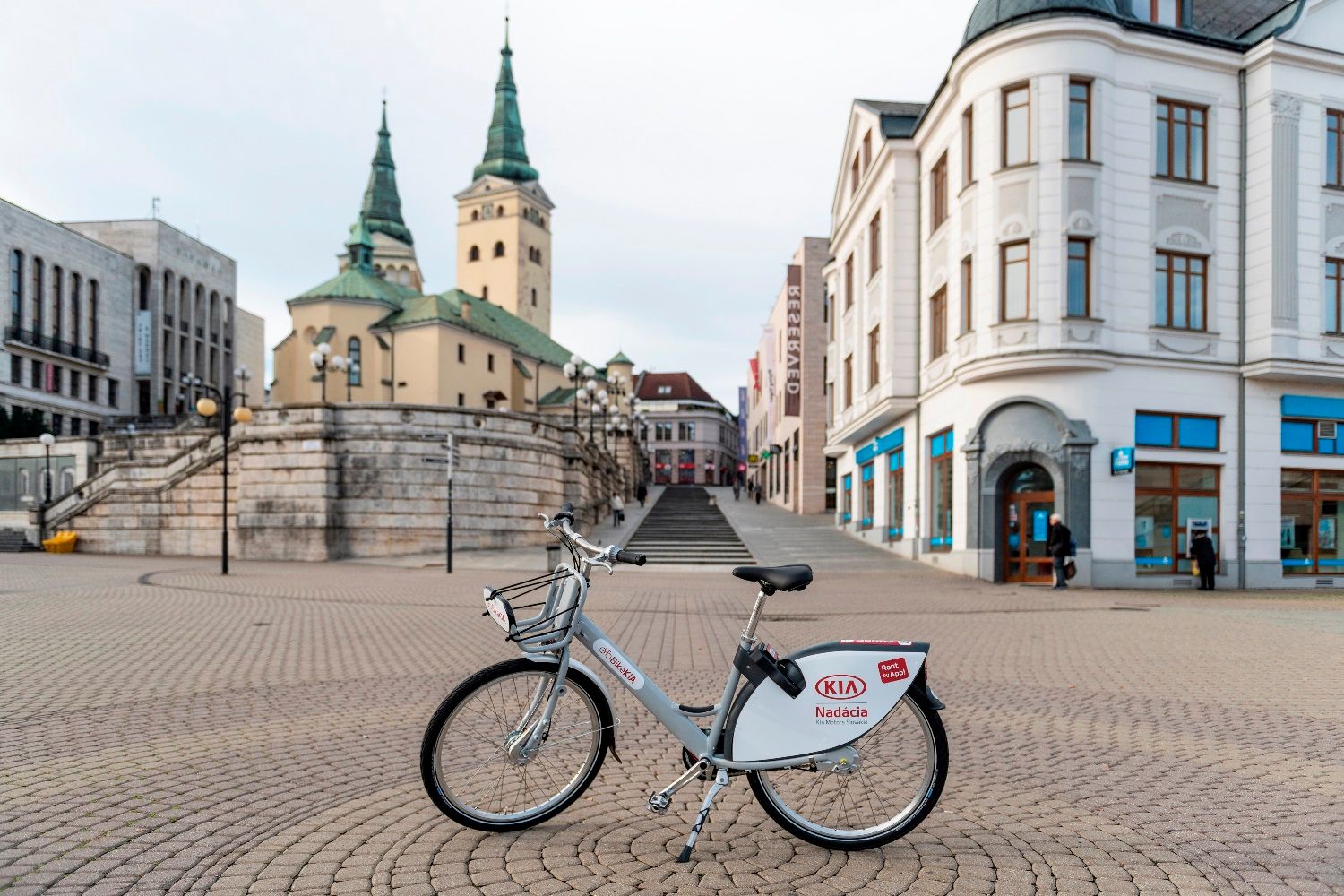 arriva_2019_03_29_bikekia_bicykel_na_namesti_schody_zilina_49131927056_o.jpg