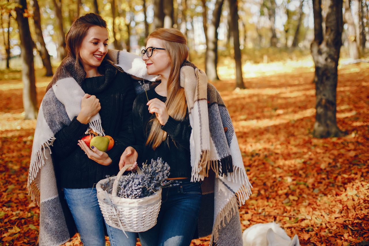 beautiful-girls-have-fun-autumn-park (1).jpg