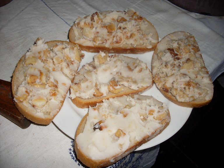 chlieb s oškvarkami -obytný dom Poništ.jpg