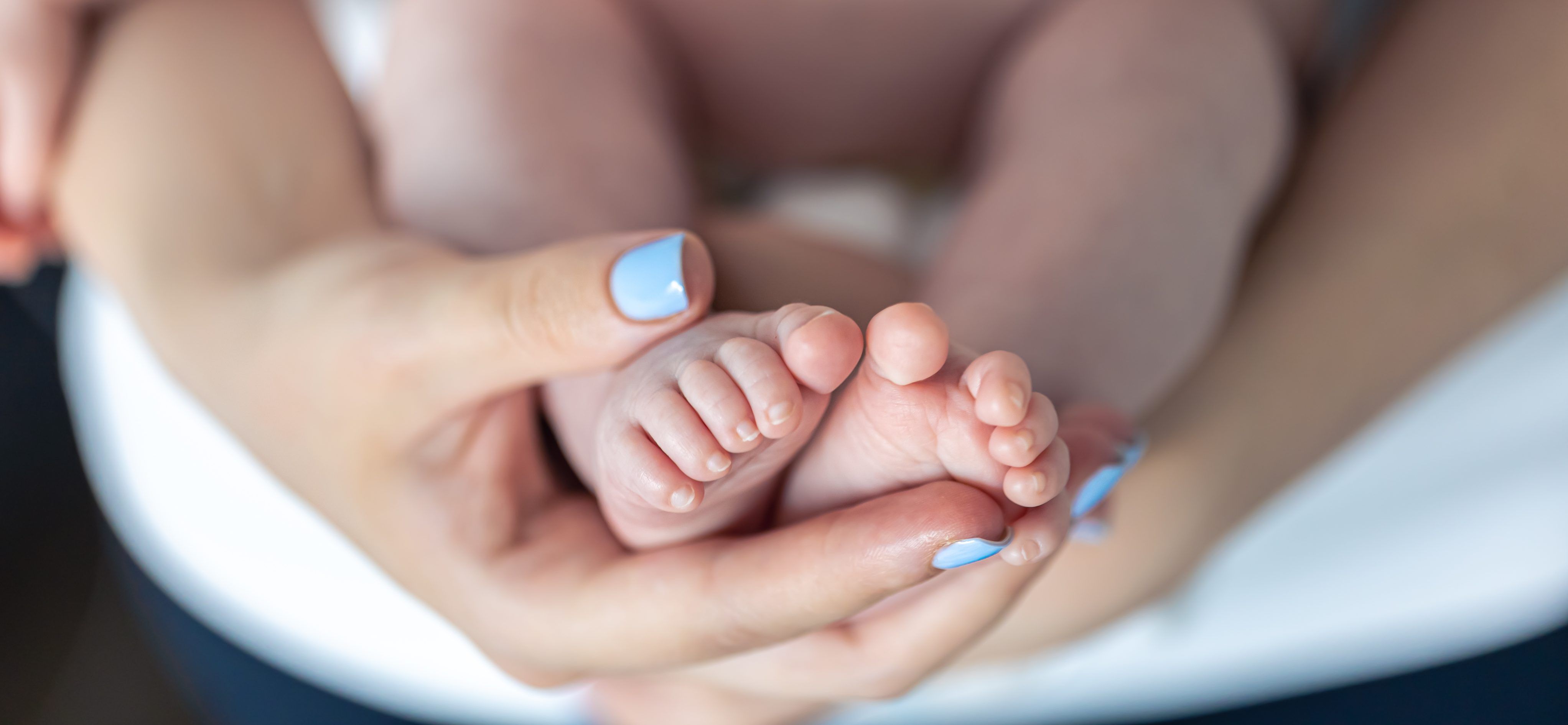 closeup-feet-newborn-hands-mother (1).jpg
