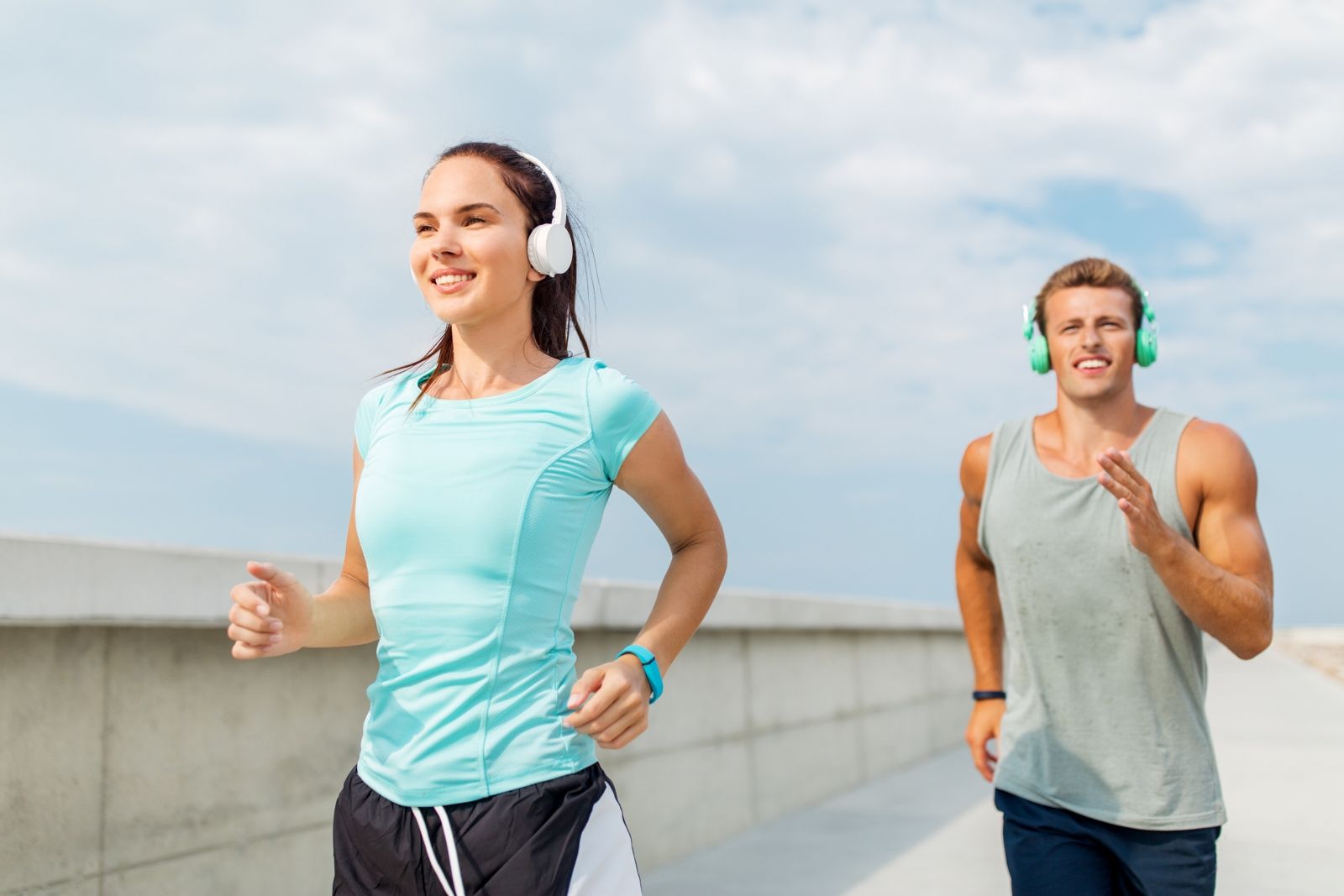 couple-with-headphones-running-outdoors_1600x1067.jpg
