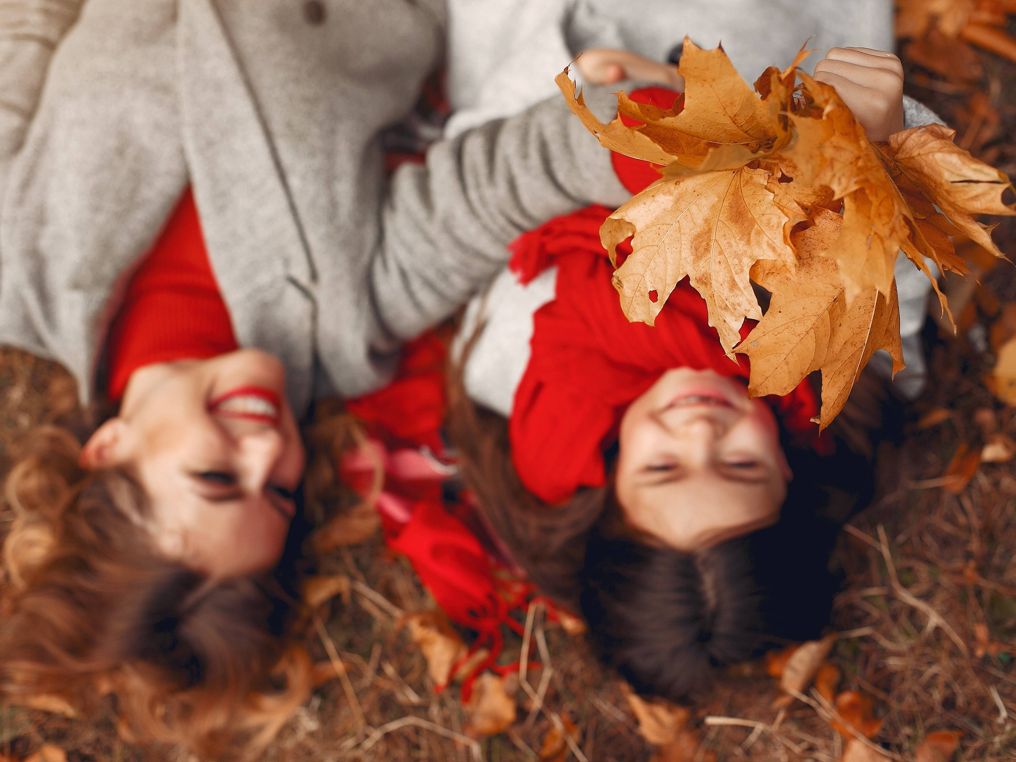 cute_stylish_family_autumn_park_1_1_07edfd134e.jpeg