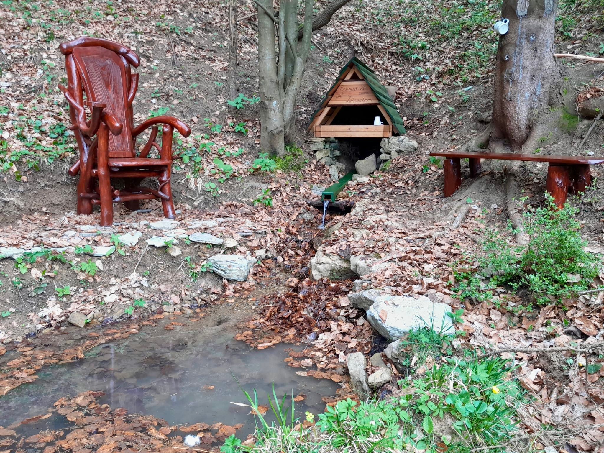 Kreslo ako pre kráľa... Aj takto to vyzerá pri prameni, o ktorý sa starajú dobrovoľníci. Zdroj: OZ Horal River