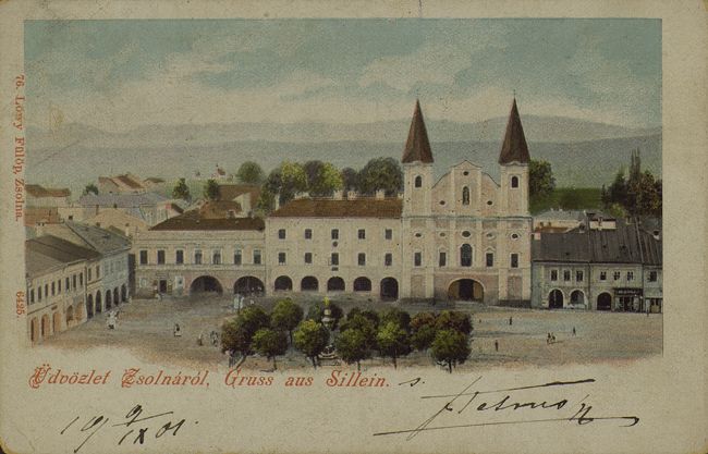 Kláštor, ktorý v minulosti nadstavili o jedno podlažie, je situovaný po ľavej strane kostola.