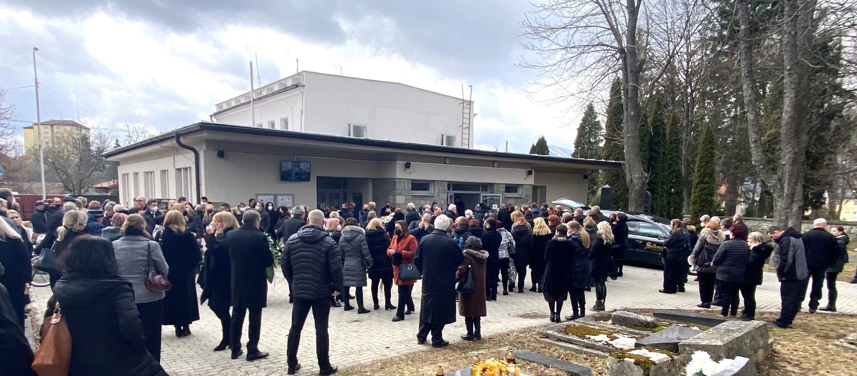 Kríže aj sochy sú vytesané z kameňa, ktorý sa pred sto rokmi vyťažil v Terchovej.