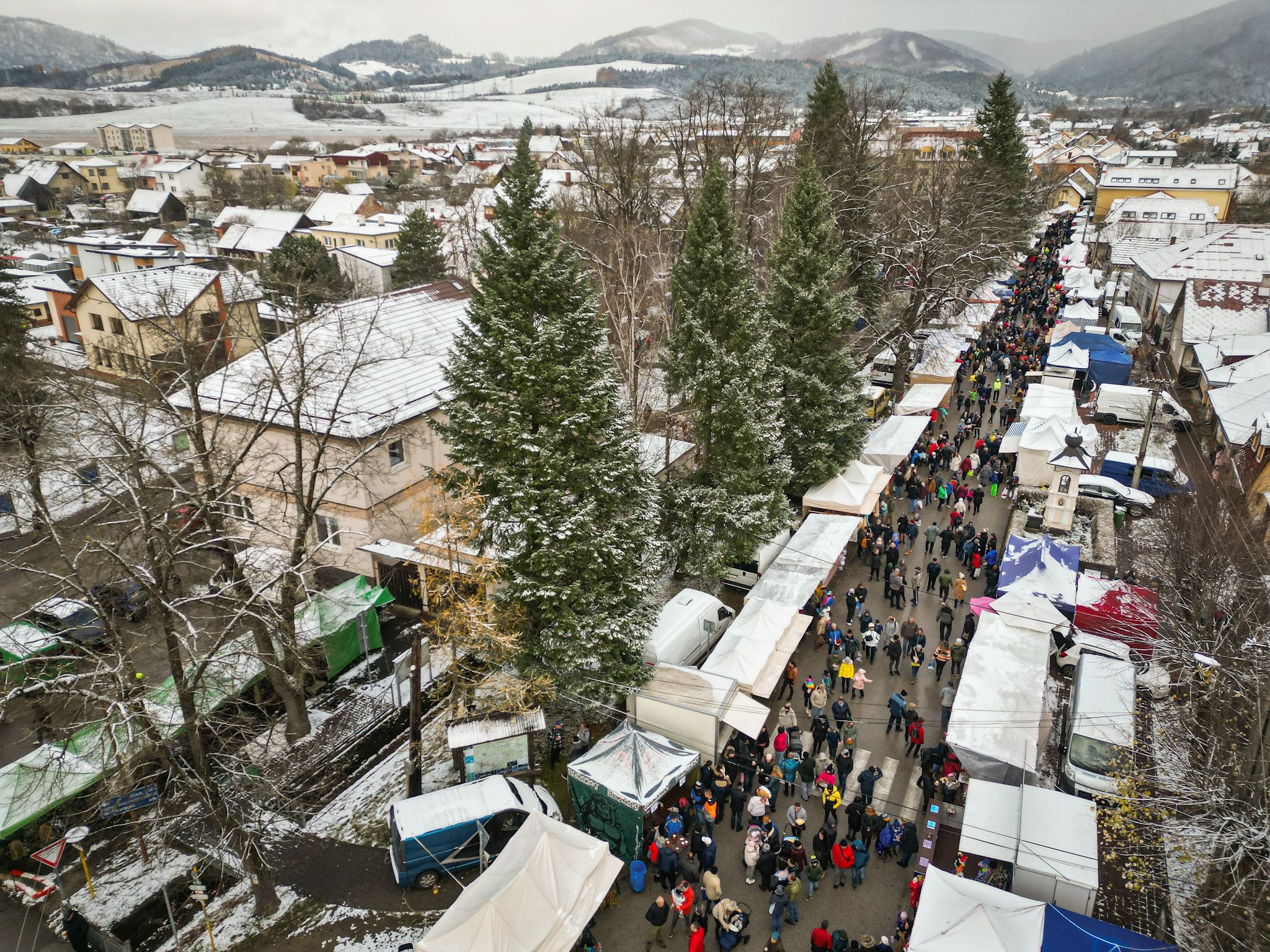Prvé jarmoky sa vo Varíne organizovali už v stredoveku. Ondrejský dnes patrí medzi najvyhľadávanejšie v regióne. Zdroj: varin.sk