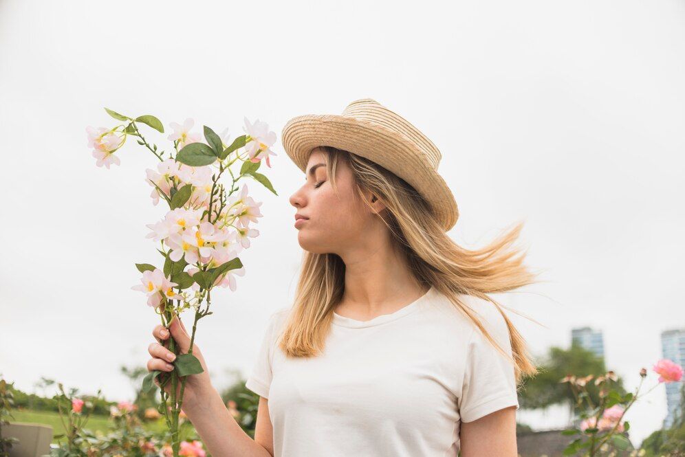 lady-hat-with-white-flowers_23-2148029645.jpg