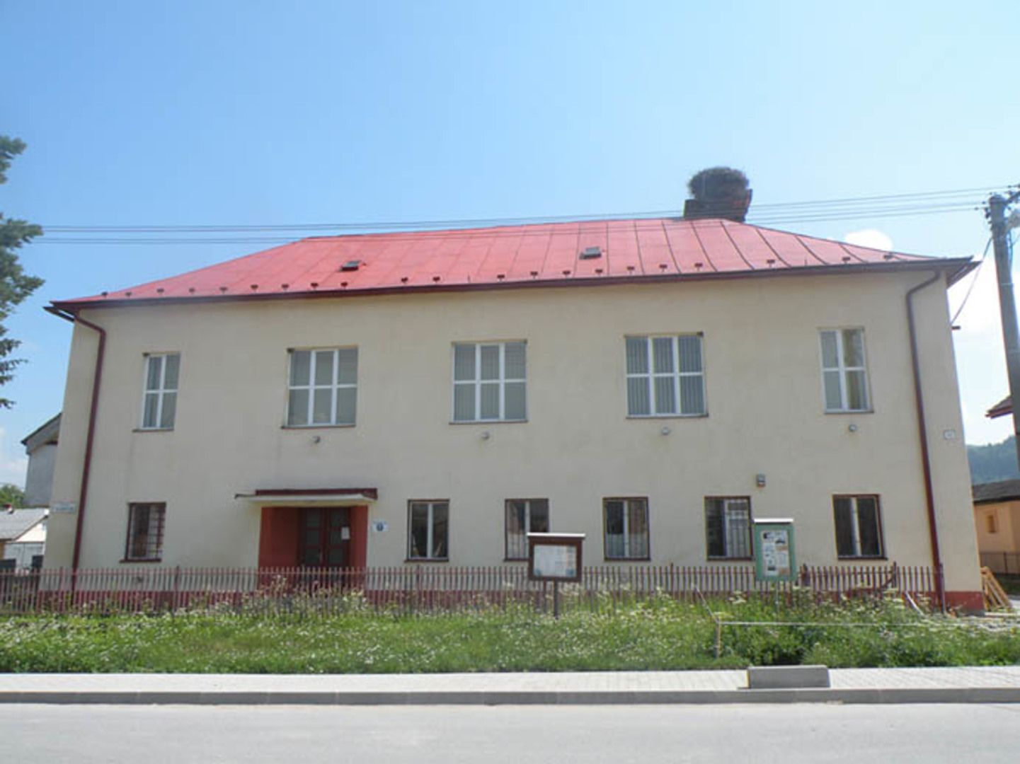 Okrem hradov Hričov a Súľov sa členovia Združenia priateľov Hričovského hradu pustili aj do záchrany mýtnice v Dolnom Hričove (na snímke hore) a starej školy v Hričovskom Podhradí (na snímke dole).