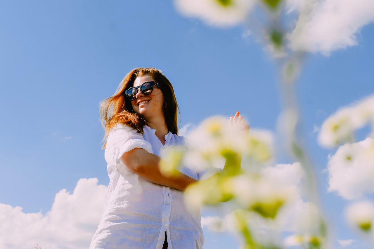 smiling-woman-depth-field.jpg