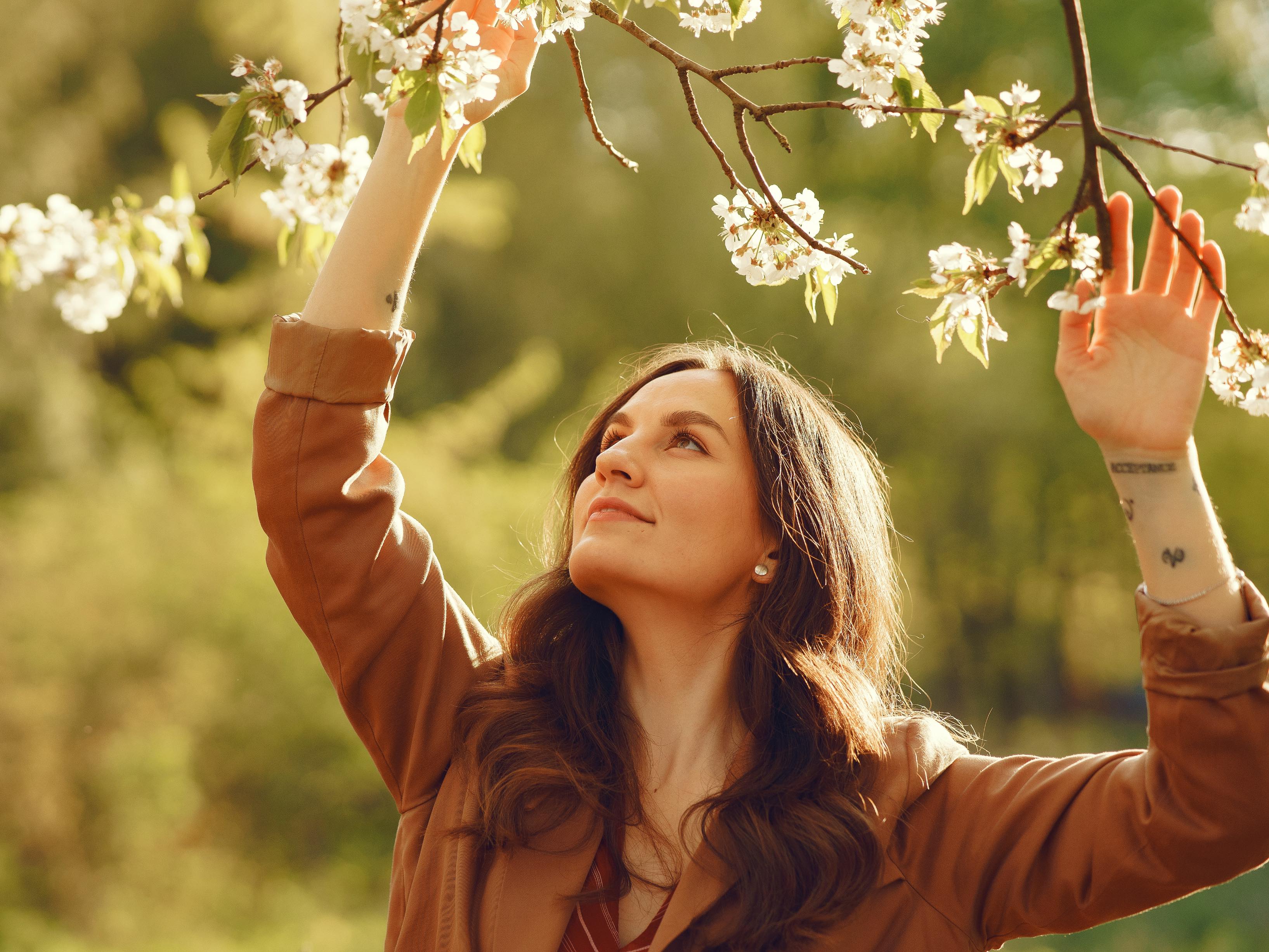 stylish-woman-spending-time-spring-park-3-2.jpg