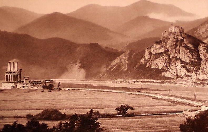 Historické fotografie, pohľadnice hovoria jasnou rečou. V Nezbude kedysi stála vápenka. Zdroj: Facebook/Slovensko na historických fotografiách