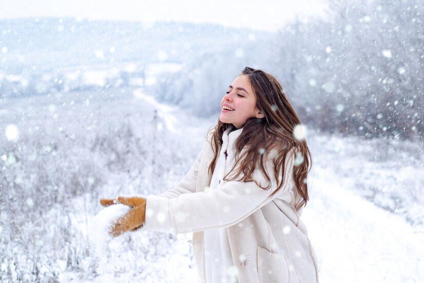 woman_snow_snowball_game_playing_with_snow_having_fun_winter_park_activity_smiling_girl_265223_68678_e9bd646d40.jpeg