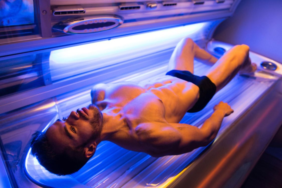young-muscular-man-solarium-beauty-salon (1).jpg
